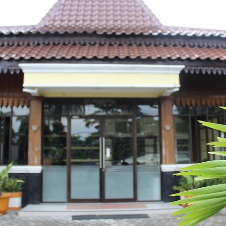 Simpang Tujuh Hotel Cepu ภายนอก รูปภาพ