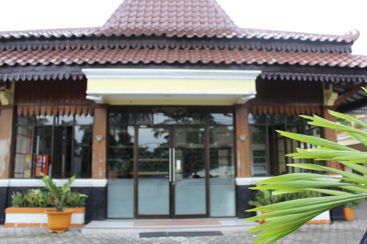Simpang Tujuh Hotel Cepu ภายนอก รูปภาพ