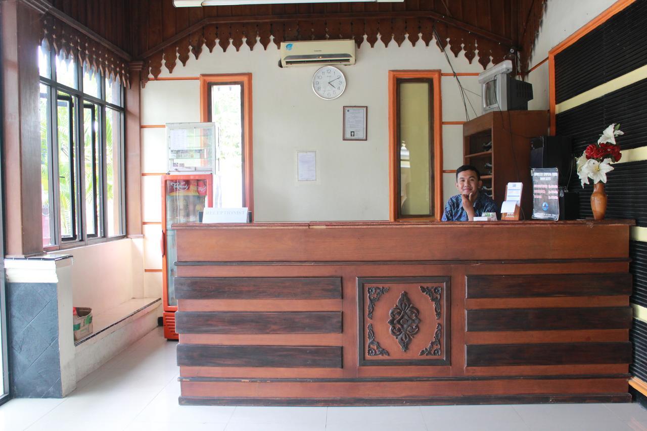 Simpang Tujuh Hotel Cepu ภายนอก รูปภาพ