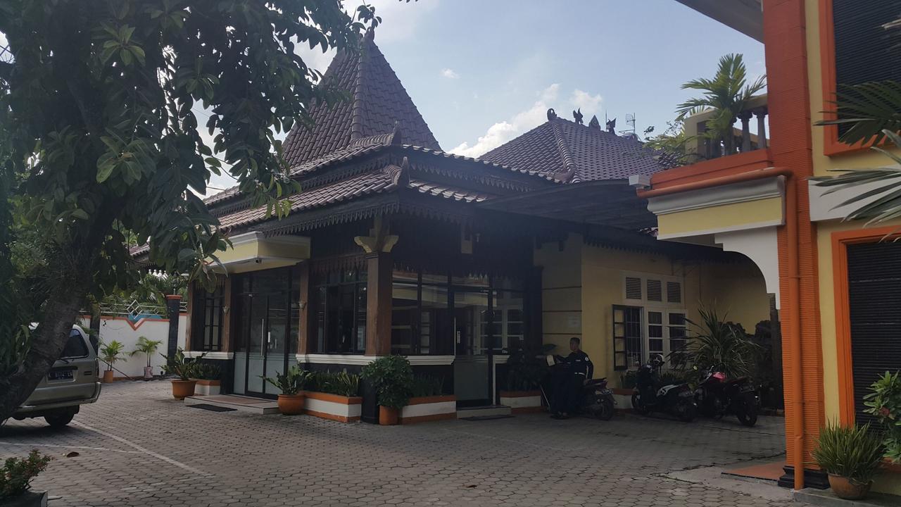 Simpang Tujuh Hotel Cepu ภายนอก รูปภาพ