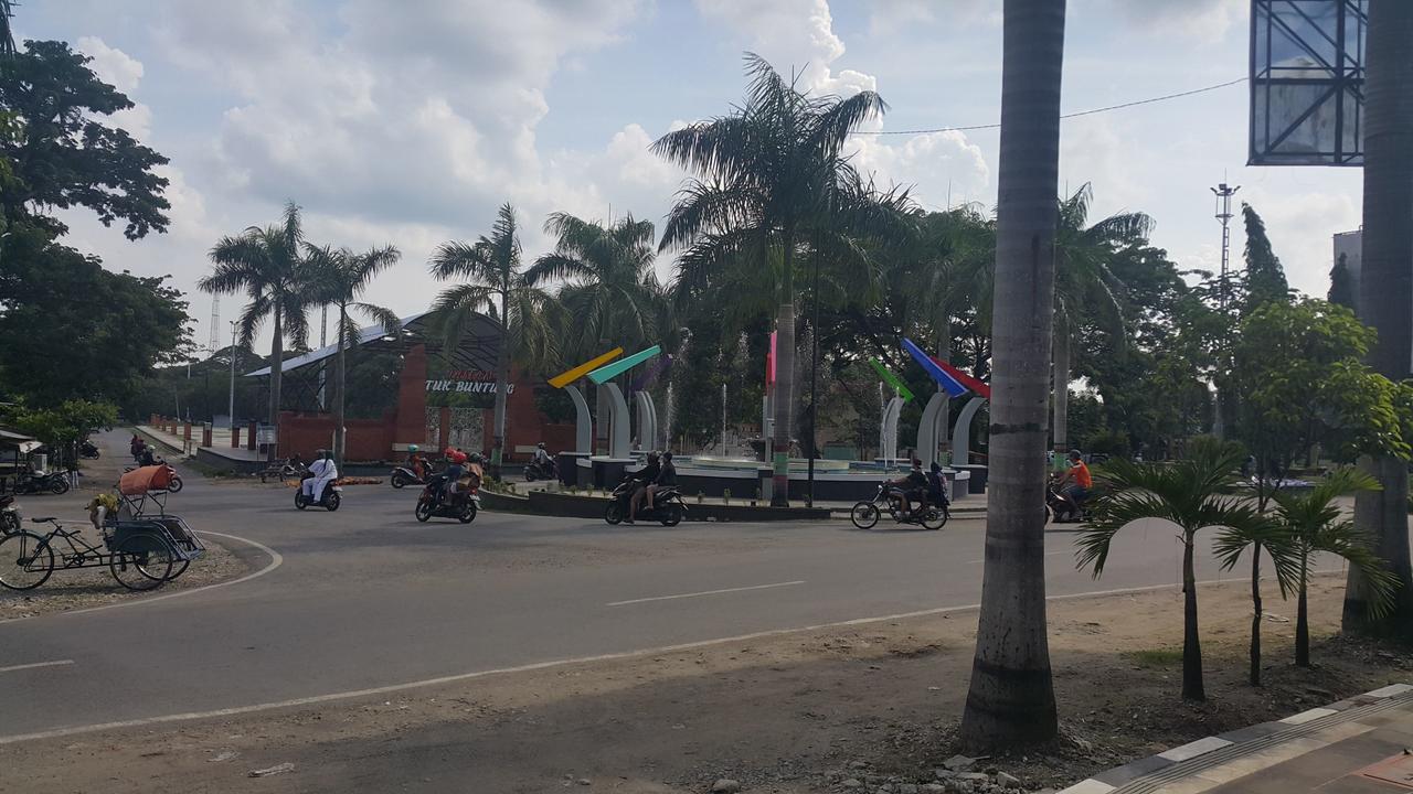 Simpang Tujuh Hotel Cepu ภายนอก รูปภาพ
