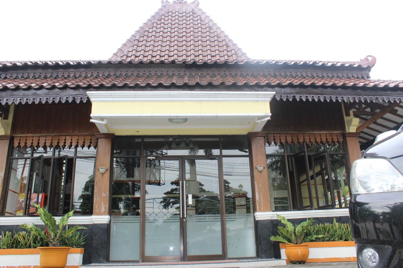 Simpang Tujuh Hotel Cepu ภายนอก รูปภาพ